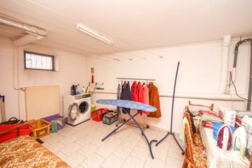 DIETZ: Aussiedlerhof mit großzügigem Wohnhaus und Nebengebäuden in Babenhausen auf über 1,1 ha! - Beheizte Waschküche (665711)