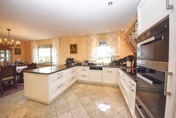 DIETZ: Aussiedlerhof mit großzügigem Wohnhaus und Nebengebäuden in Babenhausen auf über 1,1 ha! - Hochwertige Einbauküche2 (665697)