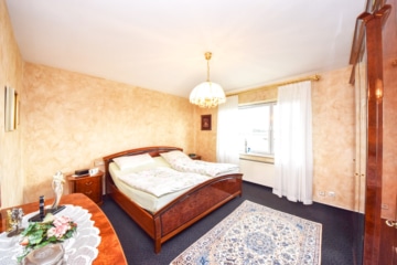 DIETZ: Aussiedlerhof mit großzügigem Wohnhaus und Nebengebäuden in Babenhausen auf über 1,1 ha! - Schlafzimmer 1 im EG (665699)