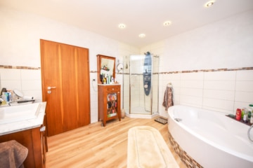 DIETZ: Aussiedlerhof mit großzügigem Wohnhaus und Nebengebäuden in Babenhausen auf über 1,1 ha! - Modernisiertes Tageslichtbad2 (665705)