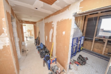 DIETZ: Sanierte und großzügige 2-Zimmer-Dachwohnung mit Toller Gaube und Dachterrasse – Randlage! - Flur (676799)