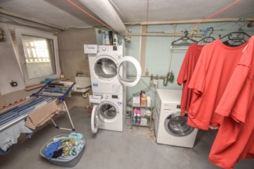 DIETZ: Sanierte und großzügige 2-Zimmer-Dachwohnung mit Toller Gaube und Dachterrasse – Randlage! - Waschraum KG (676801)