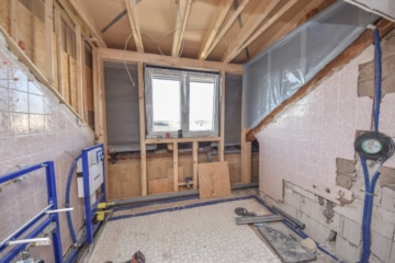 DIETZ: Sanierte und großzügige 2-Zimmer-Dachwohnung mit Toller Gaube und Dachterrasse – Randlage! - Tageslichtbadezimmer (676796)