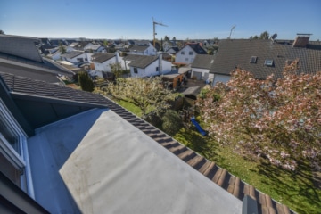 DIETZ: Sanierte und großzügige 2-Zimmer-Dachwohnung mit Toller Gaube und Dachterrasse – Randlage! - Balkon mit Weitblick (676793)