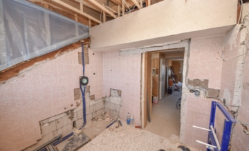 DIETZ: Sanierte und großzügige 2-Zimmer-Dachwohnung mit Toller Gaube und Dachterrasse – Randlage! - Tageslichtbadezimmer (676797)