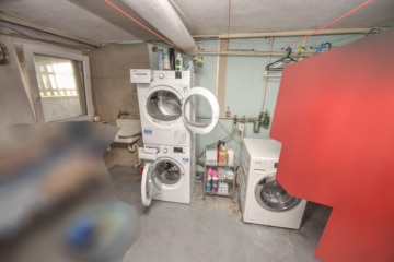 DIETZ: Sanierte und großzügige 2-Zimmer-Dachwohnung mit Toller Gaube und Dachterrasse – Randlage! - Waschküche KG (678772)