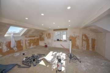 DIETZ: Sanierte und großzügige 2-Zimmer-Dachwohnung mit Toller Gaube und Dachterrasse – Randlage! - Wohn- und Esszimmer (676785)