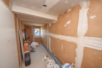 DIETZ: Sanierte und großzügige 2-Zimmer-Dachwohnung mit Toller Gaube und Dachterrasse – Randlage! - Flur (676798)