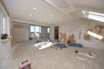 DIETZ: Sanierte und großzügige 2-Zimmer-Dachwohnung mit Toller Gaube und Dachterrasse – Randlage! - Wohn- und Esszimmer (676788)