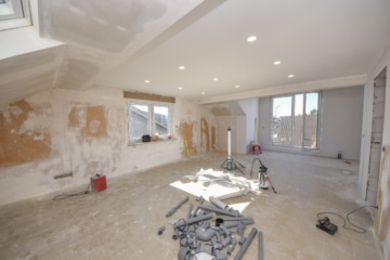 DIETZ: Sanierte und großzügige 2-Zimmer-Dachwohnung mit Toller Gaube und Dachterrasse – Randlage! - Wohn- und Esszimmer (676783)