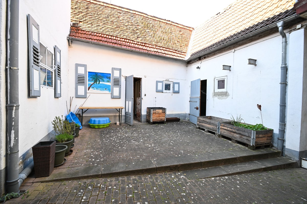 Freisitz und Stallungen