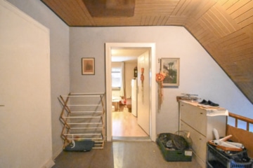 DIETZ: 2-Familienwohnhaushaus mit ausgebauten Dachgeschoss – Zentrale Lage im Mischgebiet! - Diele DG (664260)