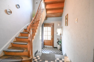 DIETZ: 2-Familienwohnhaushaus mit ausgebauten Dachgeschoss – Zentrale Lage im Mischgebiet! - Eingang Treppenhaus (664231)