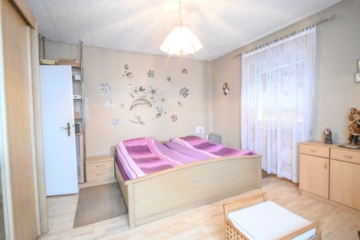 DIETZ: 2-Familienwohnhaushaus mit ausgebauten Dachgeschoss – Zentrale Lage im Mischgebiet! - Schlafzimmer OG (664248)