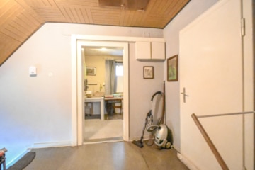 DIETZ: 2-Familienwohnhaushaus mit ausgebauten Dachgeschoss – Zentrale Lage im Mischgebiet! - Diele DG (664259)