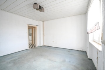 DIETZ: 2-Familienwohnhaushaus mit ausgebauten Dachgeschoss – Zentrale Lage im Mischgebiet! - Schlafzimmer 1 von 1 EG (664239)