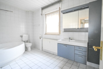 DIETZ: 2-Familienwohnhaushaus mit ausgebauten Dachgeschoss – Zentrale Lage im Mischgebiet! - Tageslichtbad EG (664241)