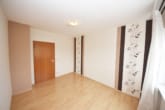 Schlafzimmer 1 von 2 - DIETZ: Gepflegte und moderne 3-Zimmer-Wohnung mit großer Dachterrasse, Einbauküche, Wanne + Dusche!