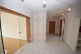 Flur - DIETZ: Gepflegte und moderne 3-Zimmer-Wohnung mit großer Dachterrasse, Einbauküche, Wanne + Dusche!