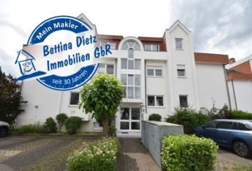 DIETZ: Gepflegte und moderne 3-Zimmer-Wohnung mit großer Dachterrasse, Einbauküche, Wanne + Dusche!, 64832 Babenhausen, Dachgeschosswohnung
