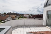 Dachterrasse - DIETZ: Gepflegte und moderne 3-Zimmer-Wohnung mit großer Dachterrasse, Einbauküche, Wanne + Dusche!