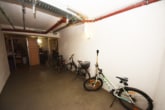 Fahrräder - DIETZ: Gepflegte und moderne 3-Zimmer-Wohnung mit großer Dachterrasse, Einbauküche, Wanne + Dusche!