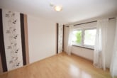 Schlafzimmer 1 von 22 - DIETZ: Gepflegte und moderne 3-Zimmer-Wohnung mit großer Dachterrasse, Einbauküche, Wanne + Dusche!