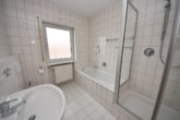 Tageslichtbadezimmer - DIETZ: Gepflegte und moderne 3-Zimmer-Wohnung mit großer Dachterrasse, Einbauküche, Wanne + Dusche!