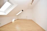 Schlafzimmer 2 von 2 - DIETZ: Gepflegte und moderne 3-Zimmer-Wohnung mit großer Dachterrasse, Einbauküche, Wanne + Dusche!