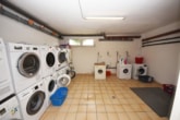 Gemeinsame Waschküche - DIETZ: Gepflegte und moderne 3-Zimmer-Wohnung mit großer Dachterrasse, Einbauküche, Wanne + Dusche!