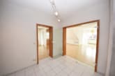 Flur - DIETZ: Gepflegte und moderne 3-Zimmer-Wohnung mit großer Dachterrasse, Einbauküche, Wanne + Dusche!