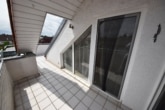 Dachterrasse - DIETZ: Gepflegte und moderne 3-Zimmer-Wohnung mit großer Dachterrasse, Einbauküche, Wanne + Dusche!