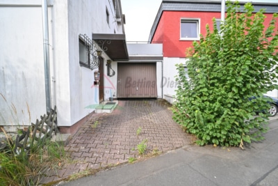 Vermietetes Reihenhaus mit großem Garten, Garage und Keller in Eppertshausen - Einfahrt Garage (698248)