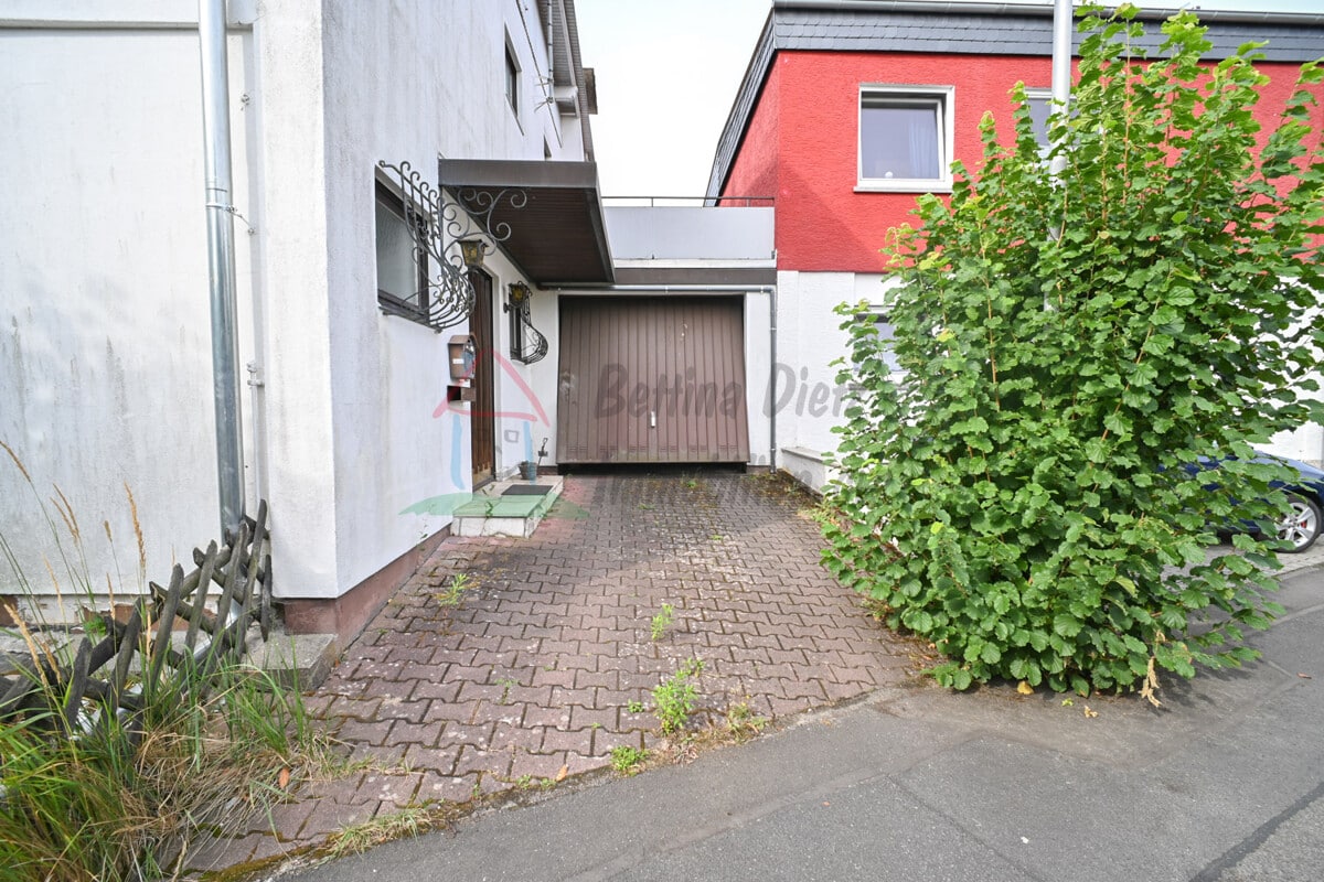Einfahrt Garage