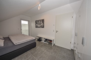 DIETZ: Moderne 3-Zimmer-Wohnung in Dieburg! mit 2 Tiefgaragenstellplätzen und sonnigem Balkon! - Schlafzimmer 2 von 2 (678735)