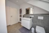 Tageslichtbadezimmer mit Dusche - DIETZ: Moderne 3-Zimmer-Wohnung in Dieburg! mit 2 Tiefgaragenstellplätzen und sonnigem Balkon!