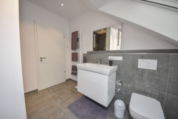 DIETZ: Moderne 3-Zimmer-Wohnung in Dieburg! mit 2 Tiefgaragenstellplätzen und sonnigem Balkon! - Tageslichtbadezimmer mit Dusche (678737)