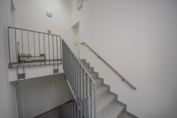 DIETZ: Moderne 3-Zimmer-Wohnung in Dieburg! mit 2 Tiefgaragenstellplätzen und sonnigem Balkon! - Treppenhaus (678741)