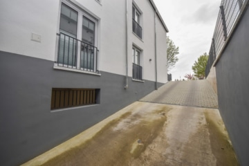 DIETZ: Moderne 3-Zimmer-Wohnung in Dieburg! mit 2 Tiefgaragenstellplätzen und sonnigem Balkon! - Garagenzufahrt (678745)