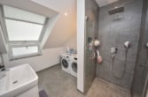Tageslichtbadezimmer mit Dusche - DIETZ: Moderne 3-Zimmer-Wohnung in Dieburg! mit 2 Tiefgaragenstellplätzen und sonnigem Balkon!