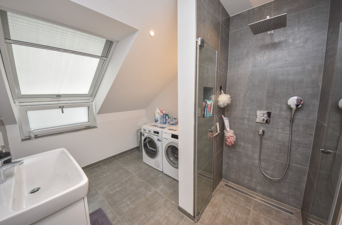 Tageslichtbadezimmer mit Dusche