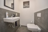 Gäste-WC - DIETZ: Moderne 3-Zimmer-Wohnung in Dieburg! mit 2 Tiefgaragenstellplätzen und sonnigem Balkon!