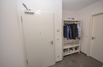 DIETZ: Moderne 3-Zimmer-Wohnung in Dieburg! mit 2 Tiefgaragenstellplätzen und sonnigem Balkon! - Flur / Garderobe (678740)