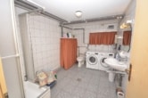 DIETZ: Großzügige Doppelhaushälfte mit Einbauküche + DoppelCarport in Babenhäuser Bestlage! - Waschküche mit Dusche, WC
