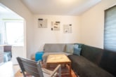 Wohnzimmer - Vermietete 3-Zimmer-Eigentumswohnung im 1. Obergeschoss mit überdachtem Balkon!
