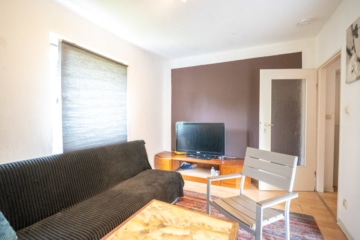 Vermietete 3-Zimmer-Eigentumswohnung im 1. Obergeschoss mit überdachtem Balkon! - Wohnzimmer (638281)