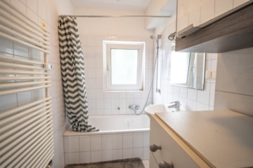 Vermietete 3-Zimmer-Eigentumswohnung im 1. Obergeschoss mit überdachtem Balkon! - Tageslicht Badezimmer (638290)