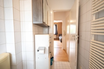 Vermietete 3-Zimmer-Eigentumswohnung im 1. Obergeschoss mit überdachtem Balkon! - Tageslicht Badezimmer (638291)