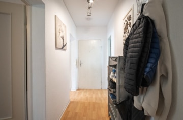 Vermietete 3-Zimmer-Eigentumswohnung im 1. Obergeschoss mit überdachtem Balkon! - Flur (638292)