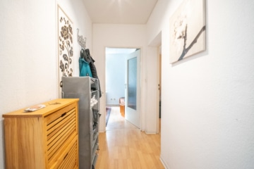Vermietete 3-Zimmer-Eigentumswohnung im 1. Obergeschoss mit überdachtem Balkon! - Flur (638293)